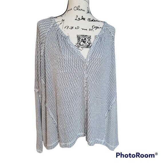 We the Free Split Back Henley Oversized Raw Hem Top - Size S - Picture 2 of 13